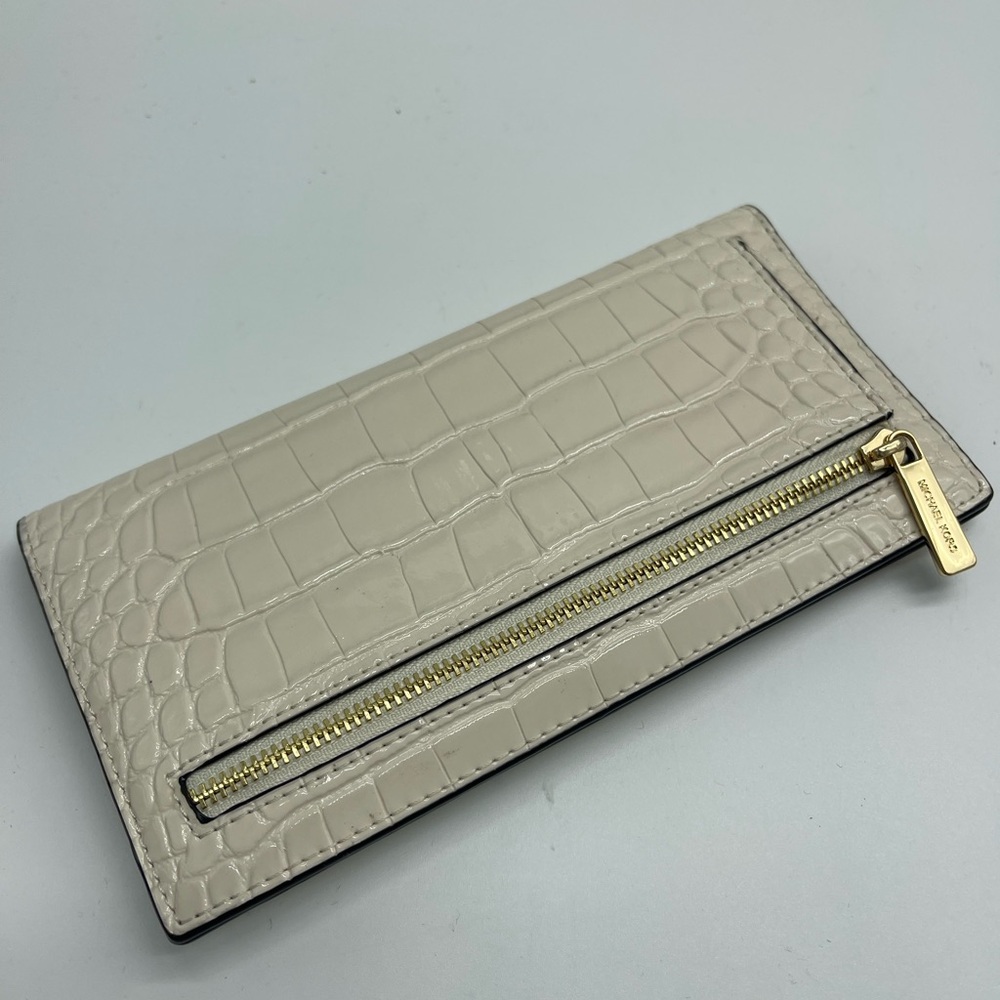 MICHAEL KORS Carson Large Crocodile Embossed Bifold Snap Wallet
Light Cream 
NWT - Picture 10 of 16